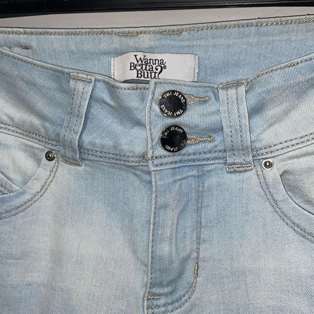YMI Wanna‎ Betta Butt Distressed Light Wash Cropped Jeans Size 6 C107666 Capris